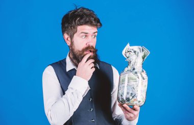 Genel tasarruf ipuçları. Adam sakallı hipster kavanoz dolu para. Nakit sorunları tutmak. Dolar tasarrufları olan bir işadamı. Zenginlik ve refah. Güvenlik ve nakit para tasarrufu. Bankacılık konsepti