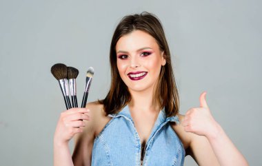 Cilt Bakımı. İyi görünüyorsun ve kendine güvenen bir his. Kadın makyaj fırçası uyguluyor. Profesyonel makyaj malzemeleri. Farklı fırçalar. Makyaj kozmetik konsepti. Kadınlık vurgulamak. Kız göz gölgeler Uygula