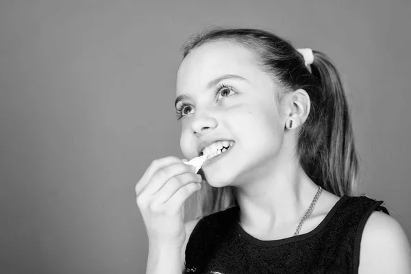 Víla Zubnička. Marshmallow. Cukrárna. šťastné dítě miluje sladkosti a sladkosti. Zdravá strava a zubní péče. Dieting a kalorie. Koncepce sladkého zubu. Malá holka sní Marshmallow. Víla sladká — Stock fotografie
