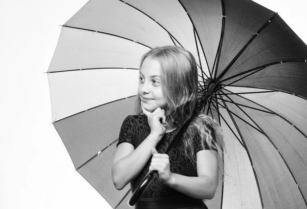 행복 한 유년 시절입니다. 학교 시간입니다. 가 패션입니다. 아이입니다. 우산을 가진 어린 소녀를 생각. 이을 날에 보호 하는 느낌. 비오는 날씨에 우산을 가진 작은 소녀. 향수 분위기 — 스톡 사진