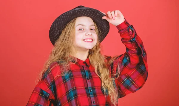 Elegante e confiante. Menina adorável vestindo acessório chapéu de moda. Menina pequena com olhar de beleza. Menina com cabelo loiro longo em estilo de moda. Bonito modelo de moda. Criança menina na moda — Fotografia de Stock