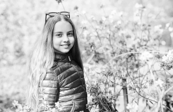 Frühlingsferien. Frauentag. natürliche Schönheit. Kinderglück. glückliches Kind mit Kirschblüte. Sommerliche Natur. Sakura. kleines Mädchen riecht blühende Blumen. wunderbarer Geruch — Stockfoto