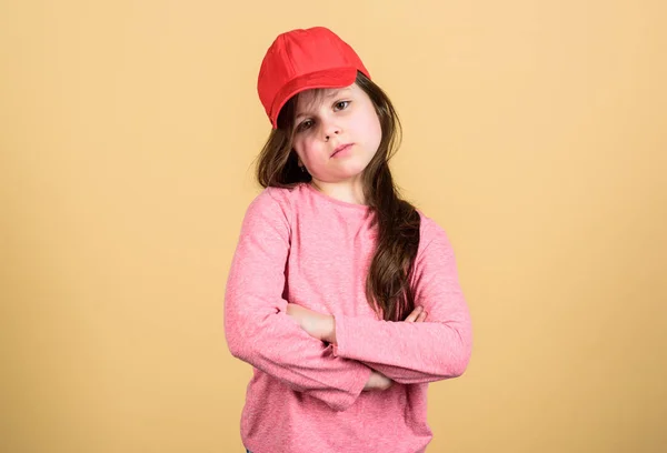 Στο παραδοσιακό στυλ του δρόμου. Αξιολάτρευτο μικρό παιδί φορώντας καπέλο του μπέιζμπολ σε casual στυλ. Χαριτωμένο μικρό κορίτσι με όμορφο πρόσωπο και μακριά μαλλιά στυλ. Παιδική μόδα του δρόμου και το στυλ — Φωτογραφία Αρχείου