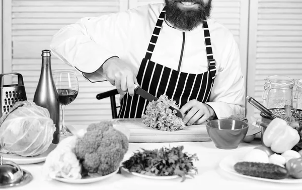 Mannen mästerkock eller amatör matlagning. Vass kniv hugga vegetabilisk. Förbereda ingrediens för matlagning. Enligt receptet. Användbart för betydande mängd tillagningsmetoder. Grundläggande matlagning processer — Stockfoto