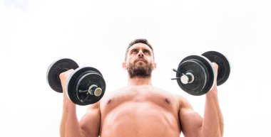 Kaslı adam dumbbell ile egzersiz. Güçlü gövdesi olan Sportsman. Spor ekipmanları. Fitness ve vücut geliştirme sporu. Spor yaşam tarzı. Başarı tercihtir. Kazanmak alışkanlıktır. Dumbbell egzersiz spor salonu