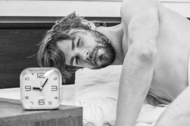 Tembel adam sabah taze duygu rahat yatakta yükselen eller uyanma mutlu. Rahat yatakta uyuyan adamın ayakları. Adam yatakta uyanıyor.