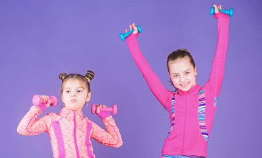 Kız kardeşinin peşinden yürümeye başlayan tekrar egzersiz. Çocuklar için spor egzersizleri. Sağlıklı bir yetiştirme. Sportif bebekler. Kız kardeşini takip ediyorum. Kızlar Sevimli çocuk dumbbells ile egzersiz. Motivasyon ve spor örneği konsepti