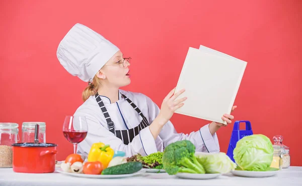 Γαστριμαργικό εμπειρογνώμονας. Γυναίκα σεφ μαγειρικής υγιεινά τρόφιμα. Κορίτσι διαβάσει βιβλίο επάνω καλύτερες γαστρονομικές συνταγές. Έννοια σχολή μαγειρικής. Γυναίκα με καπέλο και ποδιά ξέρει τα πάντα για μαγειρικές τέχνες. Παραδοσιακή κουζίνα — Φωτογραφία Αρχείου