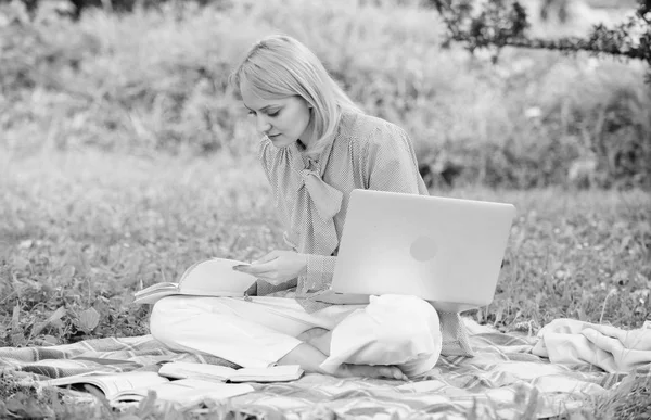 La mujer de negocios freelance trabaja al aire libre. La mujer con el ordenador portátil se sienta en el prado de hierba alfombra. Pasos para iniciar un negocio independiente. Concepto de ideas de carrera online o freelance. Guía de inicio de carrera freelance — Foto de Stock