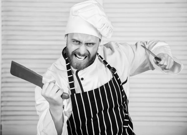 Demasiado sal. chef pronto para cozinhar. Cozinhe no restaurante, uniforme. homem barbudo zangado com faca. Adoro comer comida. homem confiante em avental e chapéu. Profissional na cozinha. cozinha culinária — Fotografia de Stock