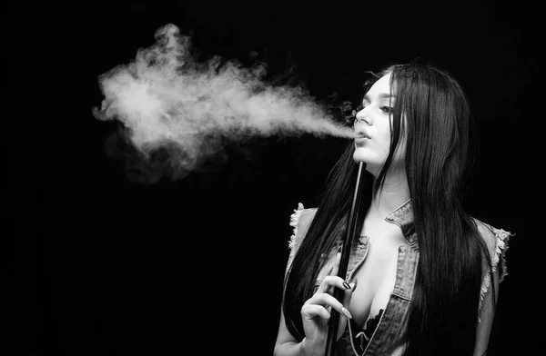 Bar Hookah. Elektroniczny papieros. wydech dymu na czarnym tle. Zły nawyk. Kobieta pary. niezdrowego uzależnienia. Lek Tabacco. sexy kobieta palenia cygaro. przestrzeni kopiowania. Wybierz, aby odmówić — Zdjęcie stockowe