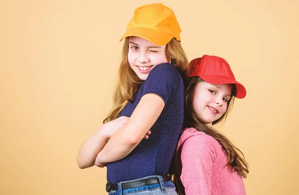 Amando su estilo moderno. Niños pequeños con estilo casual. Niñas con cara linda y estilo de pelo largo. Moda y estilo callejero para niños —  Fotos de Stock