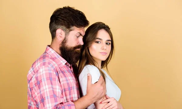 Un homme embrasse une jolie femme. Câlin hipster barbu avec une fille brune. Ressens sa passion. Toucher tendre. Couple sensuel amoureux. Concept d'amour. Soutien protéger le mariage. Coupé romantique. Un sentiment d'amour. Si près — Photo