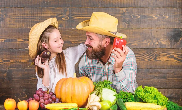 Rodina otec zemědělec zahradník s dcerou poblíž sklizeň zeleniny. Venkov rodinné životní styl. Farma trh s podzimní sklizeň. Rodinná farma festival koncept. Muž vousatý venkovský farmář s klukem — Stock fotografie