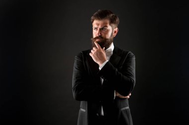 Resmi etkinlik kıyafet kuralı. Klasik bir tarz. Erkek giyim klasiği. Papyonlu sakallı adam. İyi giyimli ve titiz. Hipster resmi takım elbise smokini. Eski ve klasik arasındaki fark