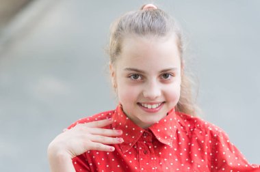 Sevecen, gülümseyen, küçük bir çocuk. Mutluluk ve neşe. Dişli gülümseme. Küçük çocuk mutlu bir gülümseme. Sağlıklı dişleri olan gülümseyen bir çocuk. Sevimli kız içten bir gülümseme. Masumiyet ve saflık kavramı