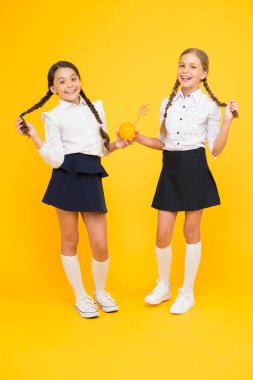 Meyve suyu glikoz enerji kaynağı. Okul yemeği. Mutlu çocuklar meyve suyu içer. Sağlıklı yiyecekler. Vitamin beslenmesi. Taze meyve okulu. Kız çocuklar portakal meyvesi taze meyve suyu içiyor. Liseli kızlar öğle yemeği paylaşımı