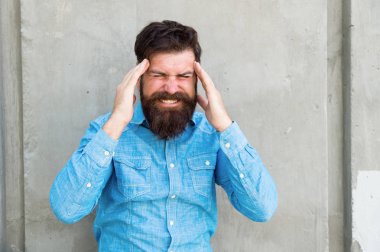 kötü hissediyorum. Sakallı adam. Sakallı olgun hipster. erkek yüz bakımı. erkek berber moda bakımı. sakallı vahşi adam. hispter tarzı. baş ağrısı ve aşırı çalışma. olumsuz duygular. stresli adam
