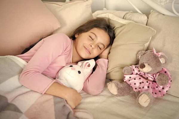 Menina criança com presente de Natal. Feliz Ano Novo. Compras de Natal. à espera do Pai Natal. Inverno. menina dormindo em casa. Natal férias em família. Na manhã anterior ao Natal. Dorme. Grande presente — Fotografia de Stock