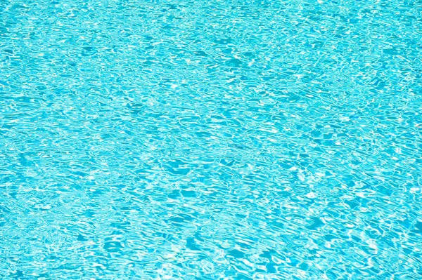 Wellness Relax Resort. klares Wasser. Wasseroberfläche. öffentliches Schwimmbad. Sommerferien. Schwimmen gesunde Lebensweise Aktivität. Schwimmbad. blaue Meer Hintergrund Textur. Wellen blaues Meer — Stockfoto