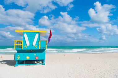 Miami plaj renkli cankurtaran kuleleri. Quirky ikonik yapıları. Lifeguard kule South Beach benzersiz değer almak için yürüyüşe yürüyebilir. South Plajı keşfedin. Turkuaz ve sarı sörf tahtası tasarımları