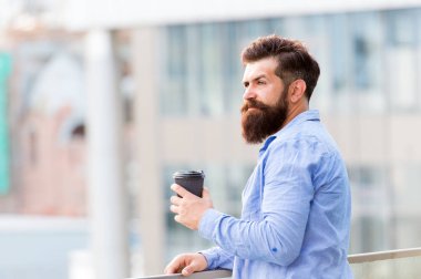 Mola zamanı. Sakalı olgun hipster. Sakallı adam sakin ol. kahve bardağı ile acımasız hipster. Enerji şarj. Erkek berber bakımı. alanı kopyalayın. düşünceli adam kahve içmek gitmek. sabah kahvesi