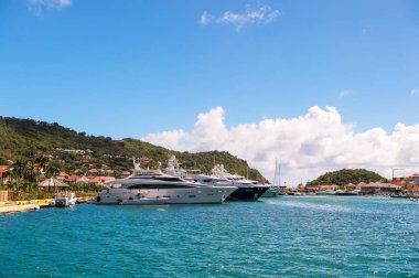 Tatil deniz Plajı. Tropikal ada. Shore deniz gemileri iskele St. Barts mavi su. Seyahat ve yolculuk. Turizm konsepti. Yaz tatili destinasyonları. Okyanus gezisi. Egzotik tatil fikirleri