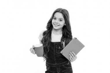 Zihnini ve bedenini sabah doldur. Elinde bardak ve not defteri tutan tatlı bir kız öğrenci. Küçük çocuk sabah çayı ya da süt içiyor. Okul çocuğu sabah kahvaltı yapıyor. Küçük kız sabah yemeğinin tadını çıkarıyor.