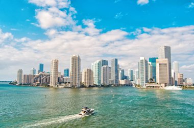 Miami iş bölgesi. Zenginlik konsepti. Mimari olarak etkileyici yüksek katlı kuleleri. Gökdelenler ve liman. Cazibe görmek gerekir. Miami Waterfront marinalar ile kaplıdır. Downtown Miami şehir merkezi