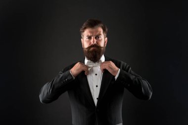 Papyon ile sakallı adam. İyi giyinmiş ve titizlikle temiz. Hipster resmi takım smokin. Vintage ve klasik arasındaki fark. Resmi olay elbise kodu. Klasik tarzda. Erkek giyim klasik kıyafet