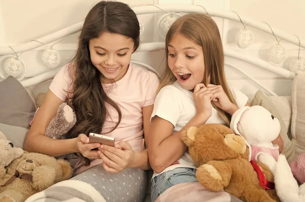 圣诞老人的留言小女孩在床上使用智能手机。快乐的小孩用手机。通过电话订购圣诞和新年礼物。圣诞快乐, 新年祝福 — 图库照片