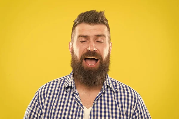 Je vais éternuer. Homme hipster barbu avec éternuement visage fermé les yeux fermer fond jaune. Brutal éternuement hipster. Concept d'allergie. Prenez des médicaments contre les allergies. Impossible d'arrêter d'éternuer — Photo