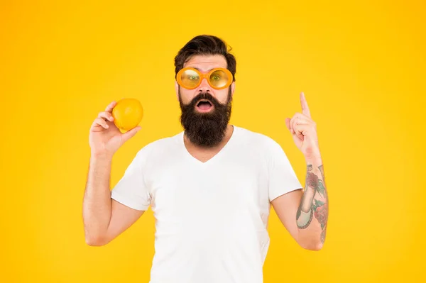 Idea de receta de naranja saludable. Hipster con idea genial apuntando con el dedo hacia arriba en el fondo amarillo. El hombre barbudo tiene una idea brillante para la dieta natural. Super idea de comida — Foto de Stock