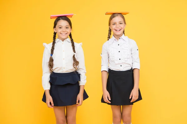 Se préparer aux examens. retour à l'école. camarades de classe à la librairie ou à la bibliothèque. leçon de littérature. littérature pour enfants. lire et écrire. filles heureuses étudient avec le classeur. petites filles enfants avec livre — Photo