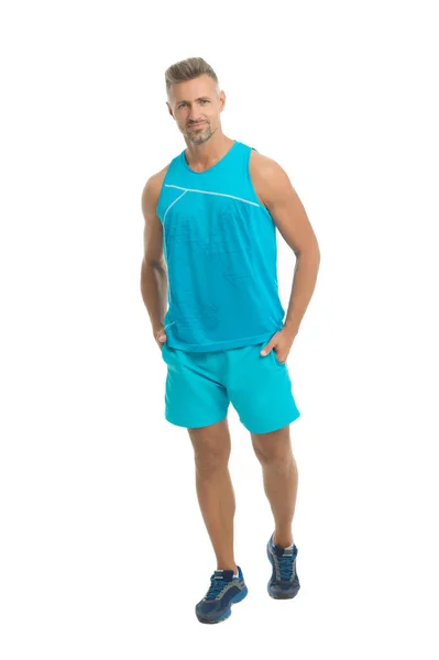 Mature mais encore jeune. Tenue de sport Guy. Concept de mode. Homme mannequin boutique de vêtements. Style sportif. Vêtements homme et vêtements à la mode. Homme posant avec confiance fond blanc. Le sport maintient un corps sain — Photo