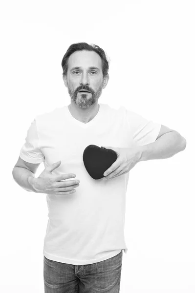 Hart kenmerk van Valentijn. Hart cadeau aanwezig. Groeten uit oprechte hart. Man bebaarde hipster houd hart. Romantische man verliefd. Het vieren van Valentijnsdag. Liefde en romantische gevoelens concept — Stockfoto