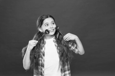 Onun kalbi ile mutlu bir kafiye atıyor. Kalpler sopa üzerinde tutan küçük kız. Küçük kırmızı kalpler ile şirin kız. Kalp şeklinde dekor küçük çocuk. Sevgililer günün kutlu olsun. Tatil aşk ve romantizm