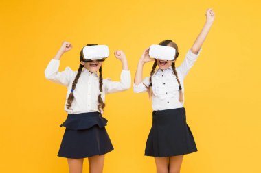 Çok gerçekçi. Mutlu çocuklar modern teknolojiyi kullanır. Sanal gerçeklik. VR kulaklıklı küçük kızlar. Gelecekteki eğitim. Okula dönüyorum. Dijital gelecek ve yenilik. Çocuklar kablosuz VR gözlük takıyor