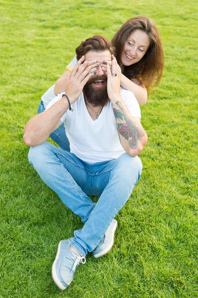 Innamorato. appuntamento perfetto. week end in famiglia. ragazza carina e barbuto hipster uomo su erba verde. estate relax nel parco. coppia romantica divertirsi insieme. coppia innamorata. giorno di San Valentino — Foto Stock