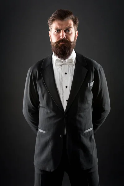 Välklädd och omsorgsfullt snygg. Hipster formell kostym Tuxedo. Officiell händelse klädkod. Manligt mode. Klassisk stil. Classic aldrig ur trenden. Herrkläder Classic outfit. Bearded man med fluga — Stockfoto