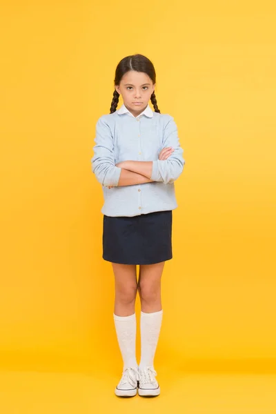 De mau humor. menina infeliz em uniforme escolar. conceito de educação. de volta à escola. menina inteligente no fundo amarelo. Dia do conhecimento. Infância. moda infantil. mercado escolar — Fotografia de Stock