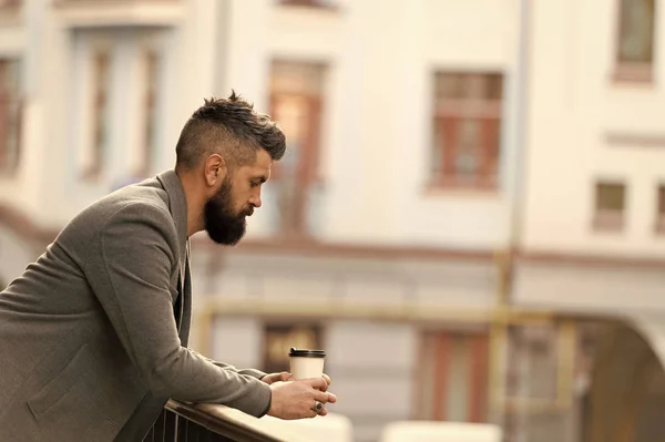 Život začíná po kávě. Vousatý muž si vychutnat ranní kávu. Podnikatel v hipster stylu drží s sebou kávu. Nejlepší čas pít kávu. Bokovky s pohárek chůzi v městě — Stock fotografie