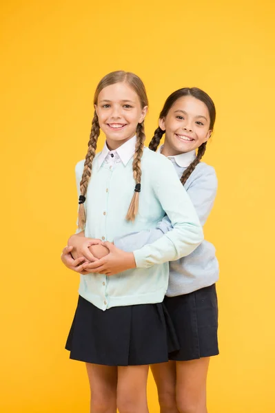 Mi querido amigo. Primer día de escuela. Hermandad y amistad. Amistad escolar. Apoyo y amistad. Una relación amistosa. Objetivos de amistad. Lindas compañeras de escuela. Concepto de humor alegre —  Fotos de Stock