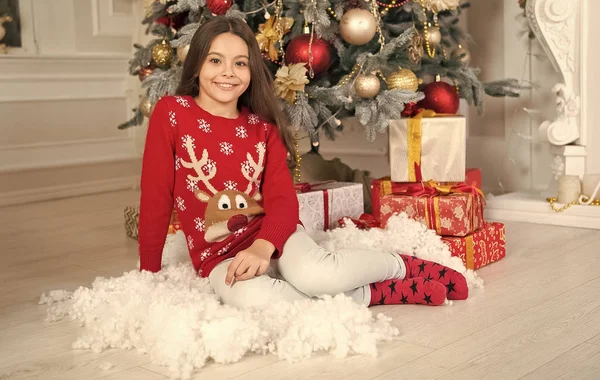 Menina bonito com presente de Natal. Na manhã anterior ao Natal. Feliz Ano Novo. Compras de Natal. à espera do Pai Natal. Pai Natal. Natal férias em família. Celebrando o Ano Novo juntos — Fotografia de Stock