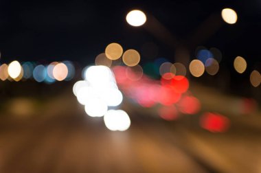 Kentsel trafik. Bulanık araba ışıkları gece. Kentsel gece. Işıklar arka plan defocused. Gece şehir ışıkları. Aydınlatma ve aydınlatma. Beyaz ve kırmızı bulanık lambalar. Sokakta hareket eden taşıma izleme