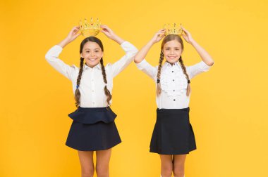 Biz şampiyonuz. Bencil kızlar. Üniformalı ve taçlı mutlu kızlar. Büyük patron. Çalışmak için motivasyon. Çocuk modası. Arkadaşlık. Balo kraliçesi. Çocukluk gururu Eğitim başarısı. Okula dönüyorum. Şampiyon