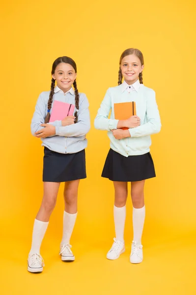 Средняя школа. Schoolgirls аккуратно внешний вид школьной формы. Школьная дружба. День знаний. Учебный день веселые моменты. Дети милые студенты. Лучшие друзья школьниц отличные ученики — стоковое фото