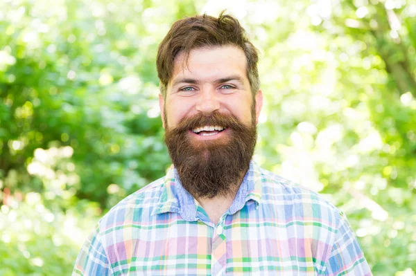 Rendere possibile la felicità. Felice hipster con la faccia sorridente sul paesaggio estivo. Uomo barbuto con lunga barba e grande sorriso splendente di felicità nella giornata di sole. La felicità è una scelta. Concetto di felicità — Foto Stock