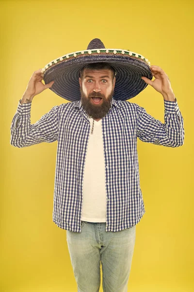 Ótimo para completar o traje. Homem mexicano a usar sombrero. Acessório de moda tradicional para festa mexicana. Homem barbudo de chapéu mexicano. Hipster em chapéu de aba larga. Ele está apaixonado pelo estilo mexicano. — Fotografia de Stock