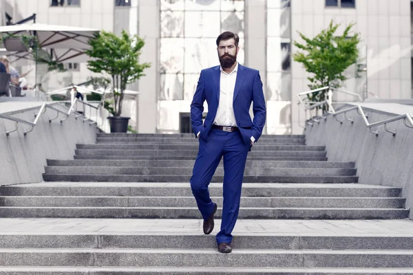 Business man in de moderne stad. Begin van de werkdag. Kantoormedewerker met vertrouwen stap op trappen. Oprichter succesvol bedrijf. Overwin bedrijfswereld. Bearded Man gaat werken. Gemotiveerd voor succes — Stockfoto